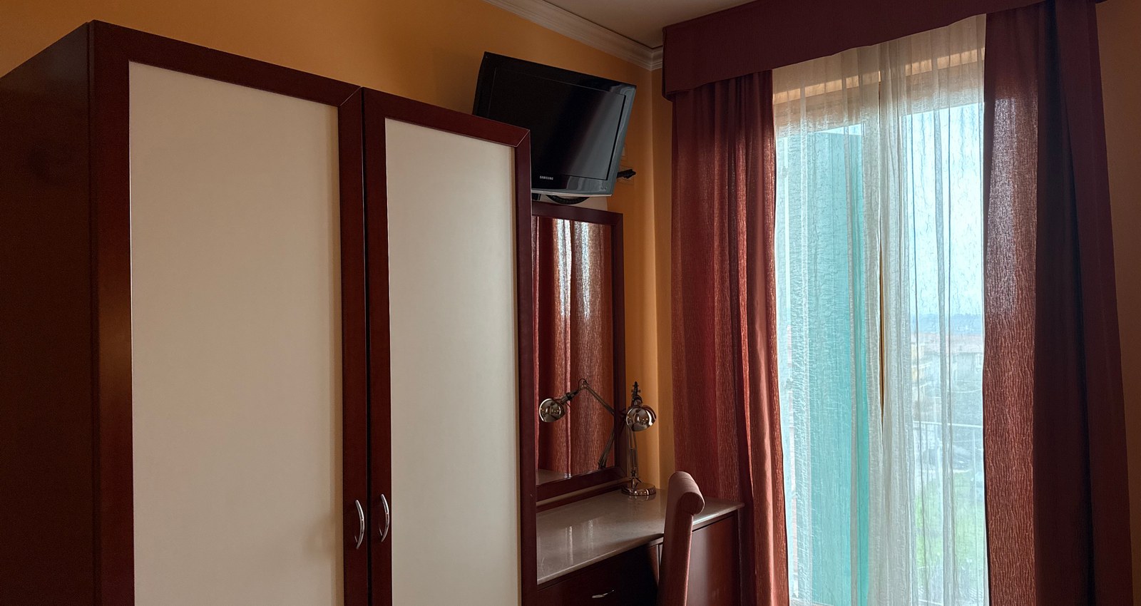 Enjoy Holiday | Camera Tripla