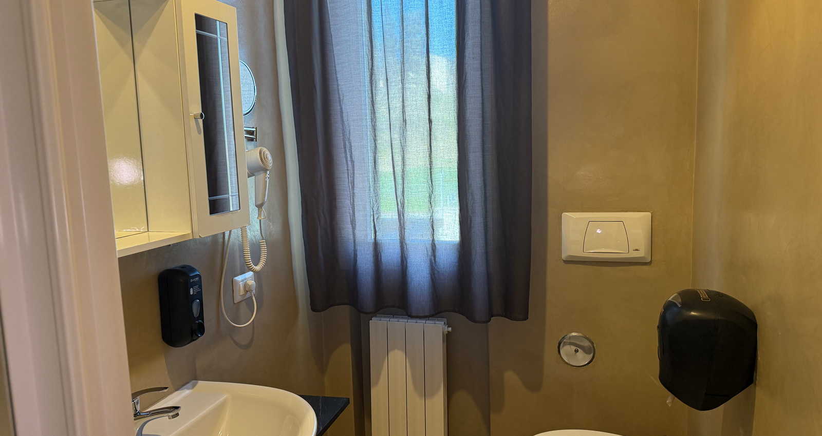 Enjoy Holiday | 1-Bedroom Apartment with Terrace