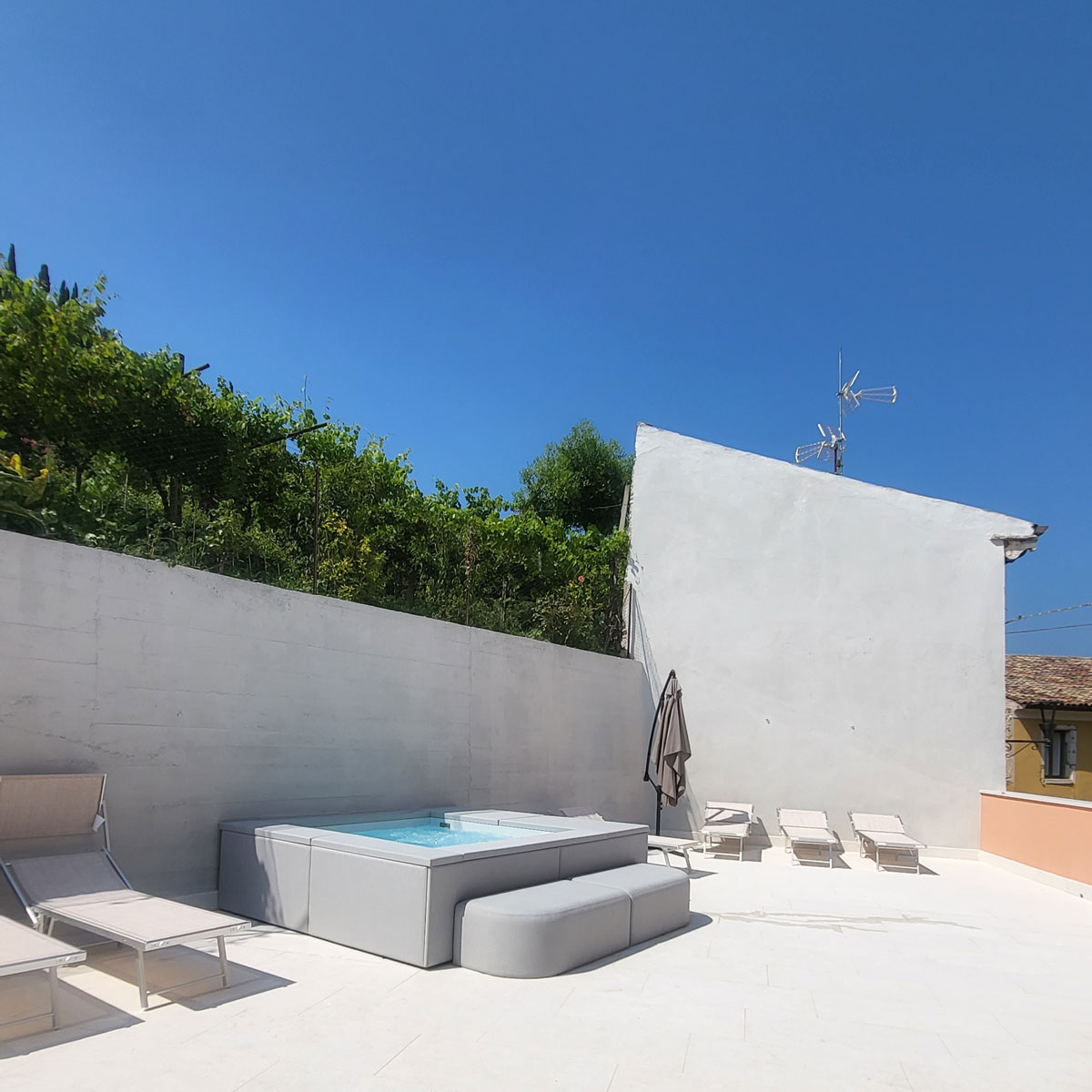 Belvedere con idromassaggio in terrazza - Il tuo appartamento con solarium, vasca idromassaggio e doccia in camera
