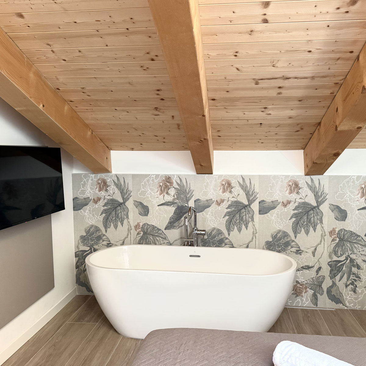 Belvedere in the Attic - Your apartment in the attic, with a bathtub in the bedroom