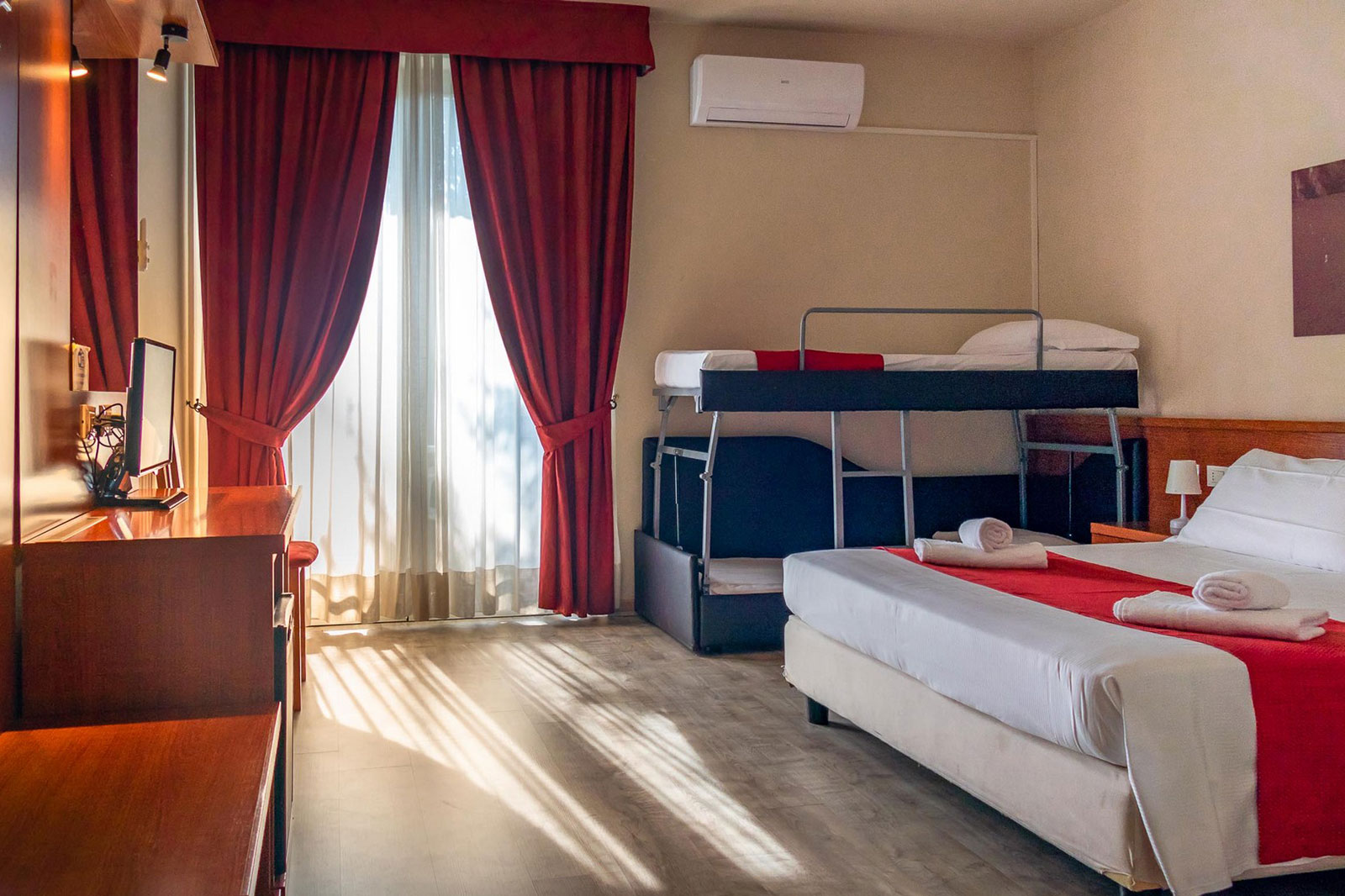 Hotel Venezia Park - Camera Family con balcone - Bagno privato, aria condizionata, wi-fi e letto a castello
