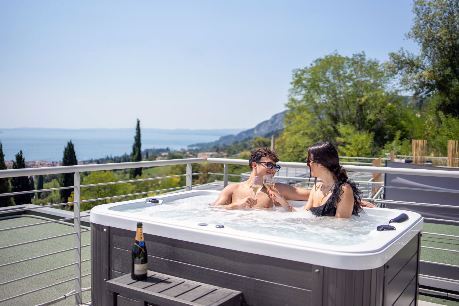 Sunset Lodge - Deluxe Lodge 4-5-6-7 with terrace, hot tub and independent entrance