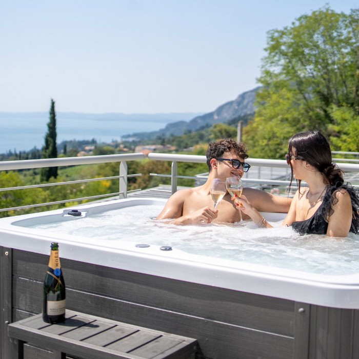 Sunset Lodge: Hot tub with a view