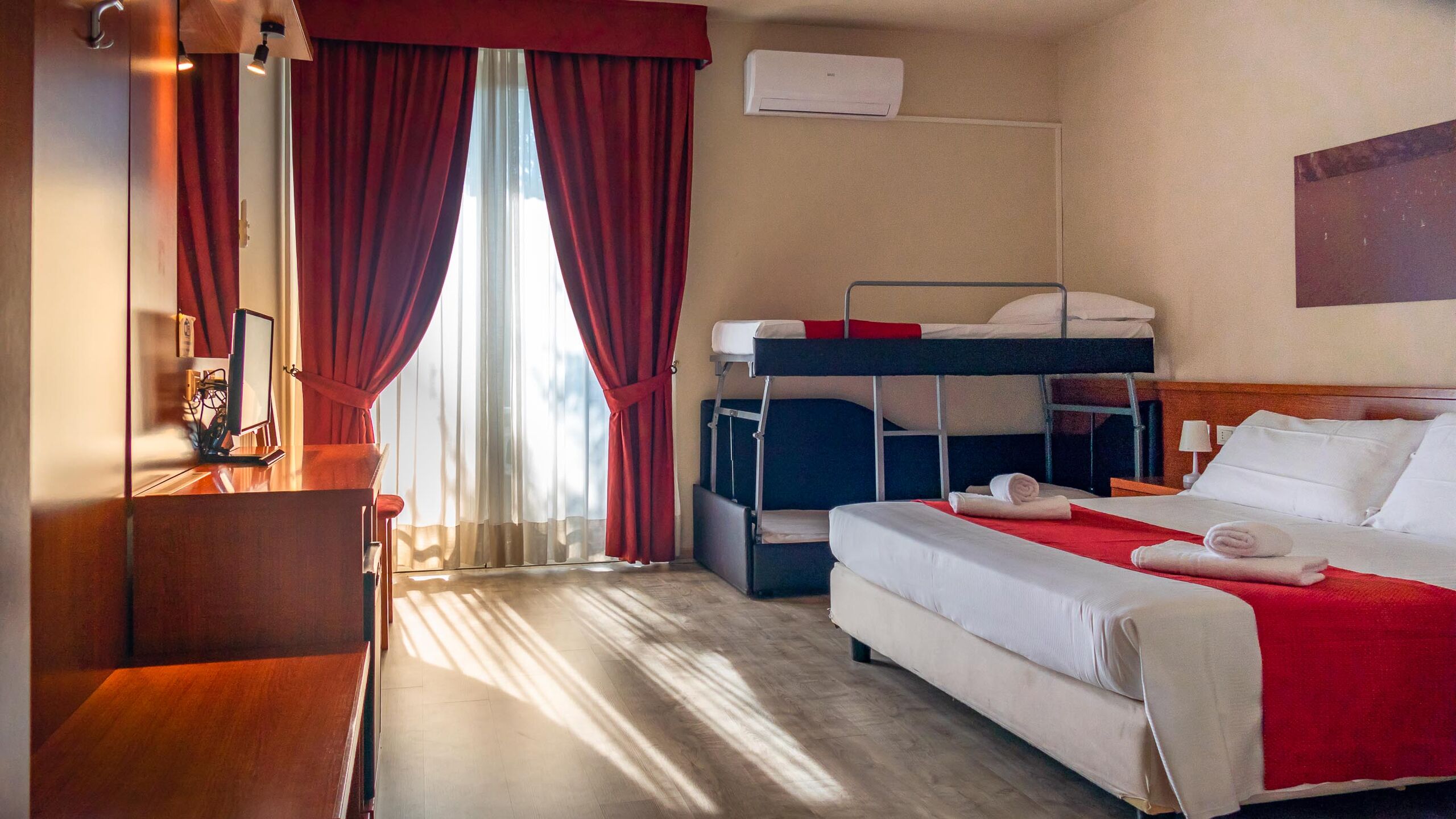 Enjoyholiday | Lago di Garda Parkhotel N.D.M. Srl | Camera family con balcone